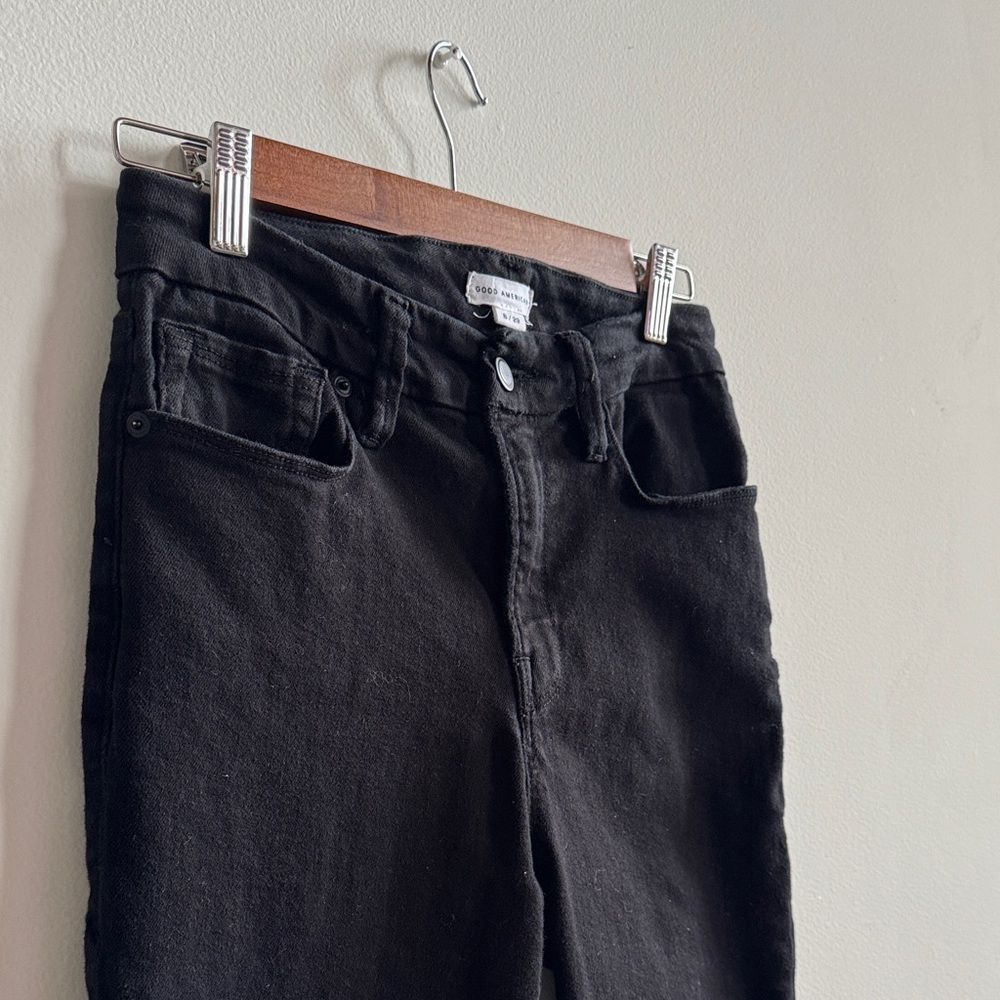 Good American NEVER FADES GOOD PETITE STRAIGHT JEANS - Picture 11 of 15